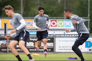 Văn Hậu chia tay đồng đội sau buổi tập cuối của Heerenveen