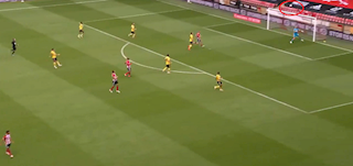 Thủ môn MU suýt ghi bàn vào lưới Arsenal