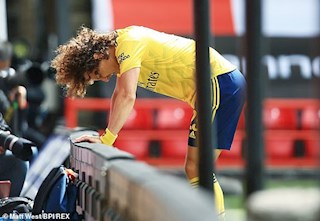 Vận đen vẫn chưa buông tha David Luiz