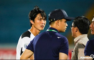 Không được ra sân, Tuấn Anh thảo luận khá lâu với ban huấn luyện HAGL