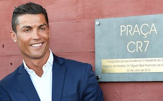 Ronaldo trở thành tỷ phú bóng đá đầu tiên trên thế giới