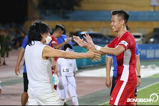 Quế Ngọc Hải và Bùi Tiến Dũng ôm chầm thần y ĐT Việt Nam sau chiến thắng Hải Phòng