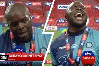 VIDEO: Akinfenwa - thanh niên vừa thăng hạng ước được Jurgen Klopp chúc mừng và cái kết...