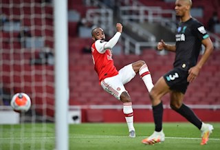 Xem lại 2 pha bóng nghiệp dư hàng phòng ngự Liverpool cúng Lacazette