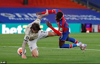 Cận cảnh 2 tình huống VAR có lợi cho MU trước Crystal Palace