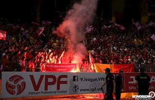 CĐV Hà Nội leo lên mái nhà để chứng kiến màn pháo sáng trên SVĐ Hàng Đẫy