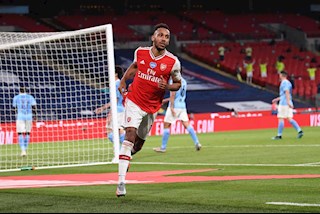 Đưa Pháo thủ vào chung kết, Aubameyang bơi trong biển tiền