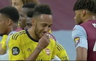 Aubameyang cười cợt với sao Villa trước bàn thua nhấn chìm Arsenal