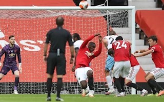 Lý do Pogba chơi bóng chuyền khiến MU chịu penalty?