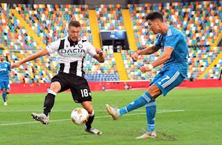 Im tiếng trước Udinese, Cristiano Ronaldo bị đối thủ qua mặt