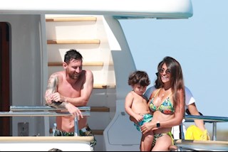 Vợ chồng Messi mặn nồng trên du thuyền