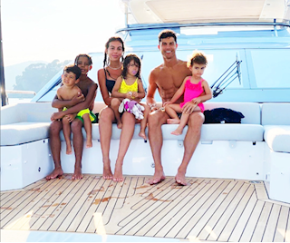 Cristiano Ronaldo ăn mừng chức vô địch Serie A theo phong cách độc