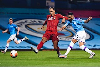 Vận may của Liverpool: Mahrez bị đồng đội cướp mất siêu phẩm