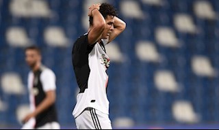 HLV Sarri dập tắt hy vọng giành Vua phá lưới của Ronaldo