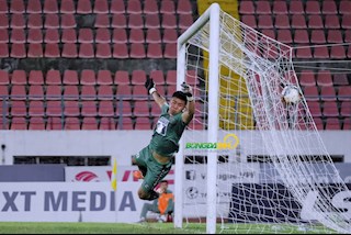 ẢNH: Văn Toản mất điểm trong ngày trợ lý Lee dự khán