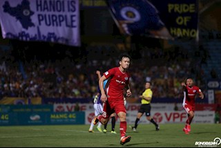 Đồng đội ghi bàn, Quế Ngọc Hải bất chợt tặng… một đường kung-fu