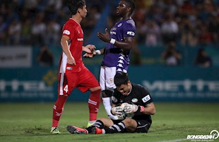 Toan cà khịa, ngoại binh Hà Nội gặp ngay Bùi Tiến Dũng và…