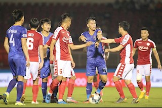 Cận cảnh pha xô xát giữa Công Phượng và Tiến Linh