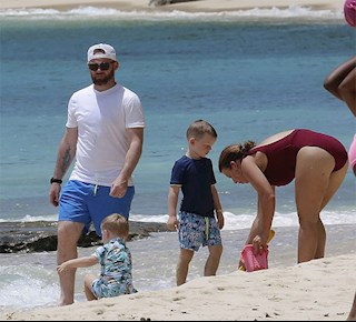 Wayne Rooney và bà xã tình tứ bên bờ biển