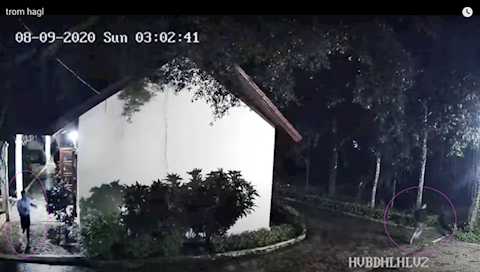 VIDEO: Kẻ lạ nhận cái kết đắng sau khi đột nhập nơi ở của Tuấn Anh, Xuân Trường