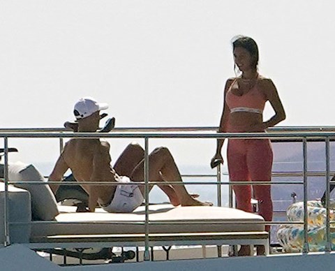 Bị loại khỏi Champions League, Ronaldo ra biển giải sầu