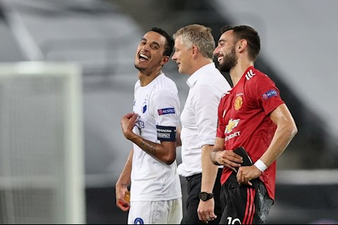 Vì sao Solskjaer và Fernandes thân mật với đội trưởng Copenhagen đến vậy?