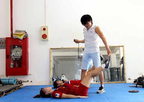 Thần y Choi Ju-young tận tình điều trị cho các tuyển thủ nữ Việt Nam