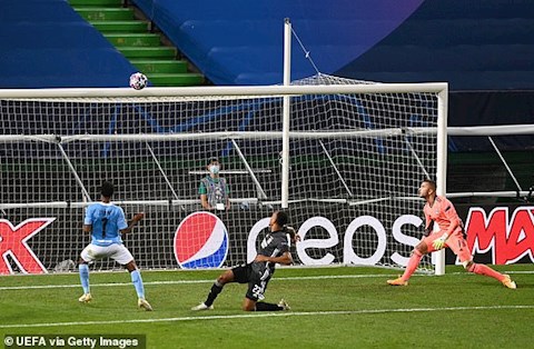 Xem lại pha bỏ lỡ khó tin của Sterling khiến Man City cay đắng rời C1