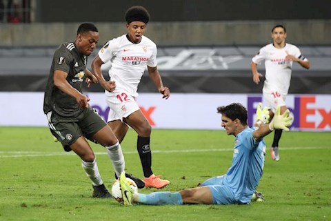 Những con số bất ngờ sau trận MU 1-2 Sevilla