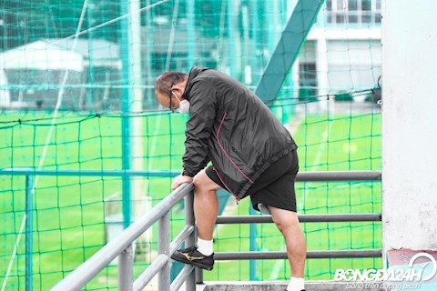 U22 Việt Nam chia 2 đội tập, HLV Park Hang Seo lặng lẽ quan sát