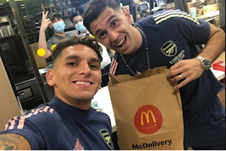 Người hùng Arsenal ăn mừng chức vô địch FA ở… McDonalds