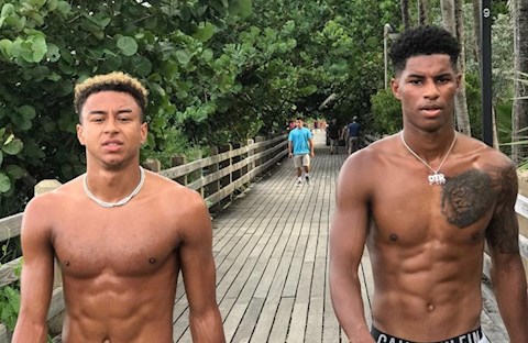 Hai cầu thủ đi du lịch ở vùng tâm dịch COVID-19, MU lo sốt vó