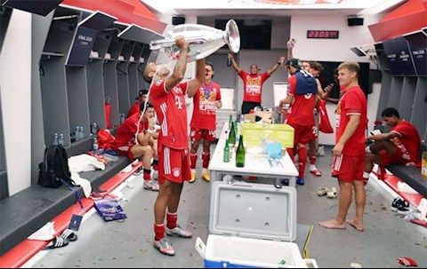 Dàn sao Bayern dùng cúp bạc Champions League vào mục đích bất ngờ?