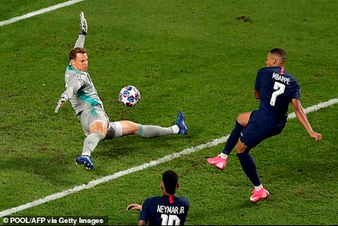 Manuel Neuer khiến Neymar và Mbappe chỉ biết khóc hận