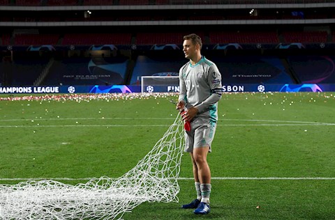 VIDEO: Neuer có hành động siêu dị sau khi cùng Bayern Munich vô địch Champions League
