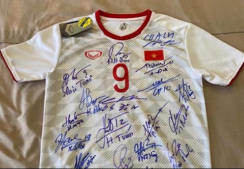 Văn Toàn thu về số tiền không tưởng từ việc bán áo đấu làm từ thiện