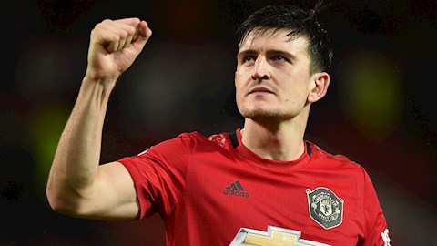 Neville bảo vệ Harry Maguire sau cú phốt đánh cảnh sát