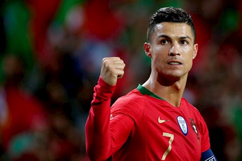 Ronaldo bị nhắc đeo khẩu trang