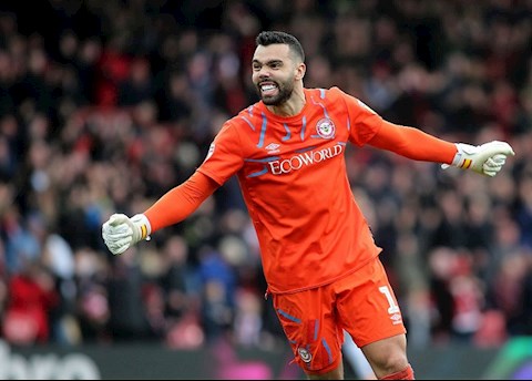 Chuyển động ở Arsenal: Bán Emiliano Martinez mua David Raya