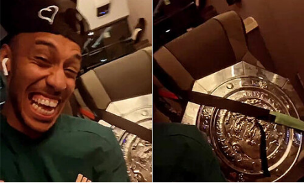 Sốc toàn tập với hành động của Aubameyang với Siêu cúp Anh