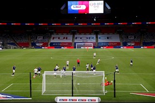 Siêu phẩm sút phạt từ cự ly 40m đưa Fulham trở lại Premier League