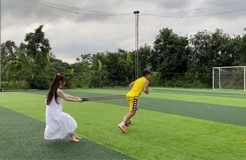 Huỳnh Anh hóa thân thành HLV thể lực hỗ trợ Quang Hải tập luyện