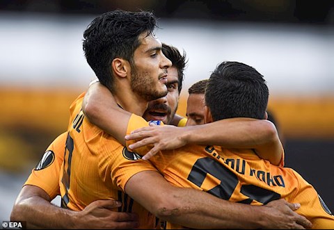 Wolves nhọc nhằn giành quyền đi tiếp ở Europa League 2019/20