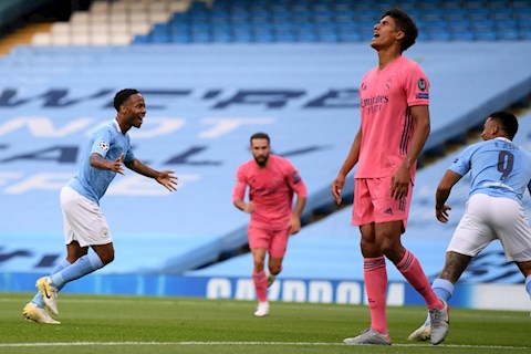 Xem lại 2 tình huống khiến Varane “sáng” nhất mạng xã hội