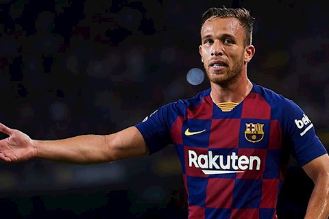 Đến sân cổ vũ Barca, Arthur bị đuổi về
