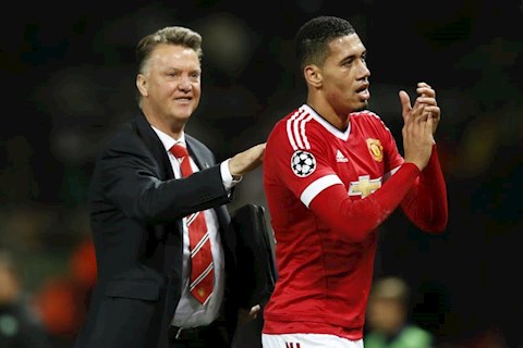 Ngược đãi trò cưng của Van Gaal, MU bị chỉ trích dữ dội