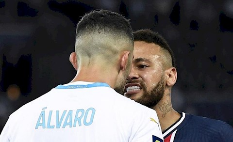 Cầu thủ khiến Neymar nhận thẻ đỏ từng làm Messi đổ máu