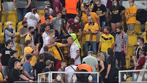 Hậu vệ Đức bỏ dở buổi phỏng vấn, lên khán đài tẩn nhau với CĐV