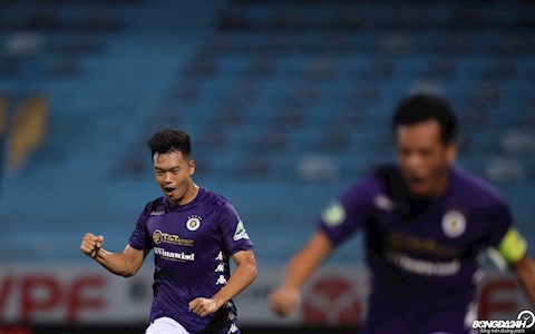 Siêu tiền đạo Thành Chung lại lập công khiến TP.HCM ôm hận