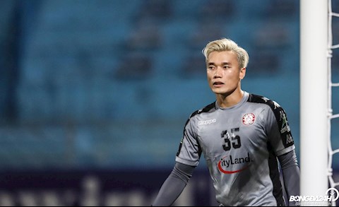 Thủ thành Bùi Tiến Dũng dạo phố với bạn gái Tây sau thất bại đậm ở cúp QG